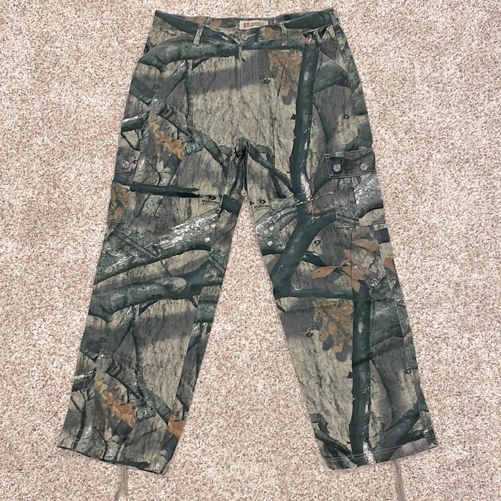 Men’s Large camo pants. NWOT. Never worn. Uninsulated